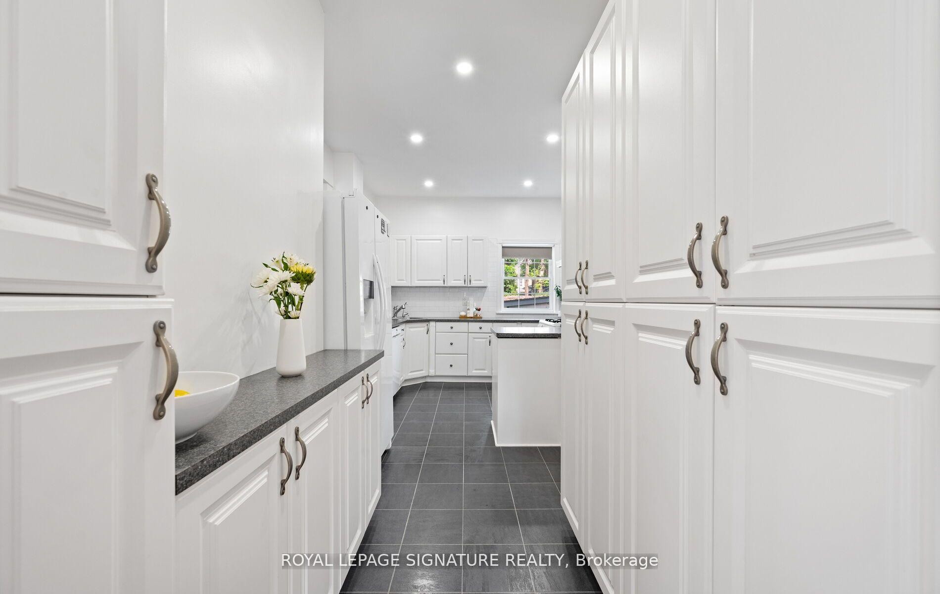 124 Eastbourne Avenue, Hamilton, ON - Indoor Photo Showing Kitchen