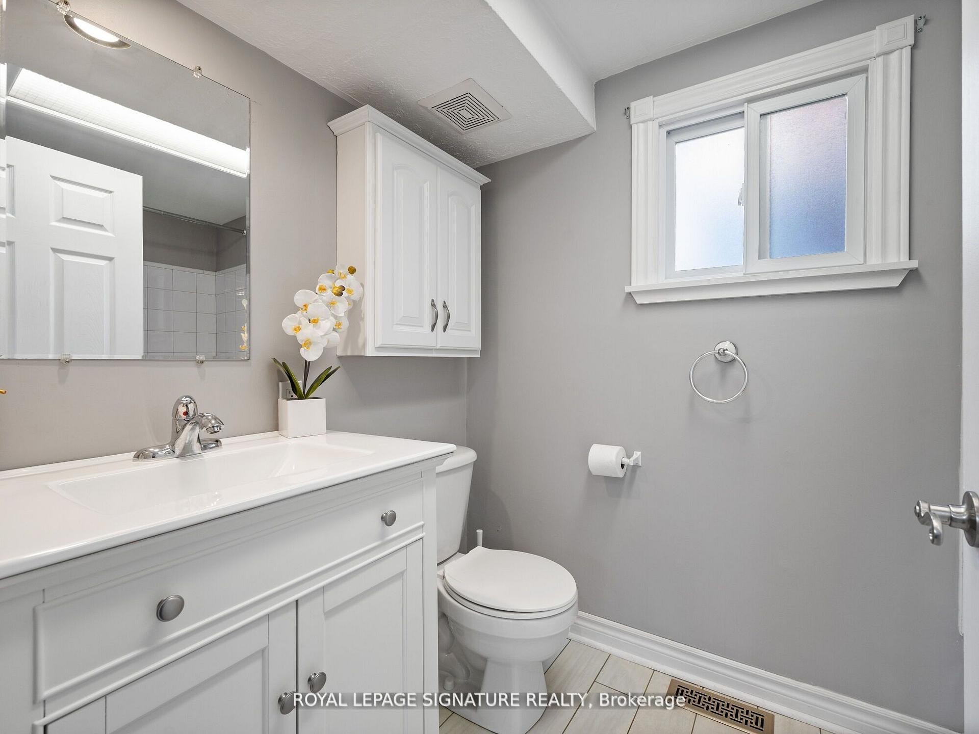 124 Eastbourne Avenue, Hamilton, ON - Indoor Photo Showing Bathroom