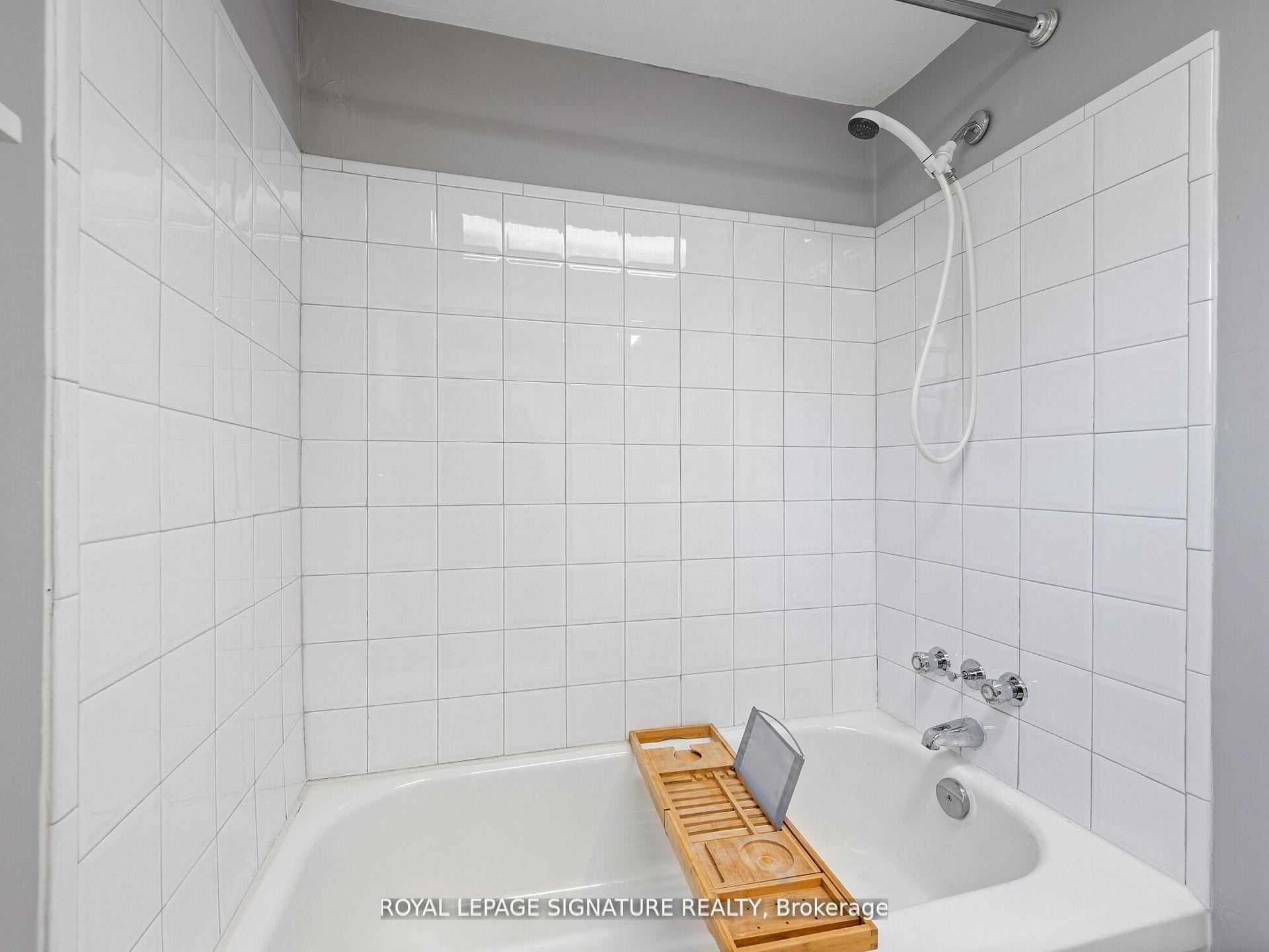 124 Eastbourne Avenue, Hamilton, ON - Indoor Photo Showing Bathroom