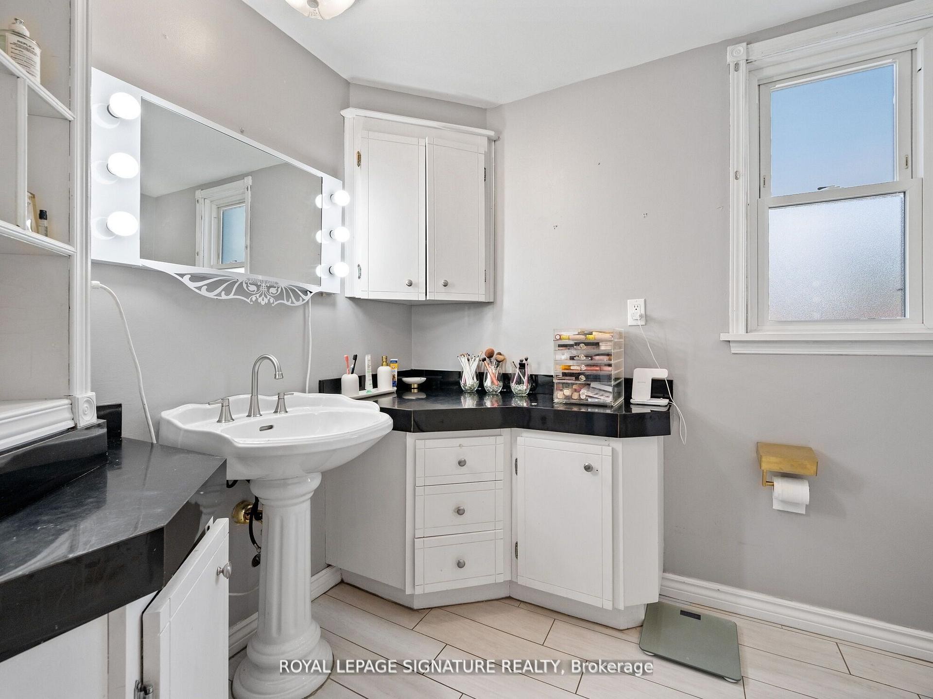 124 Eastbourne Avenue, Hamilton, ON - Indoor Photo Showing Bathroom