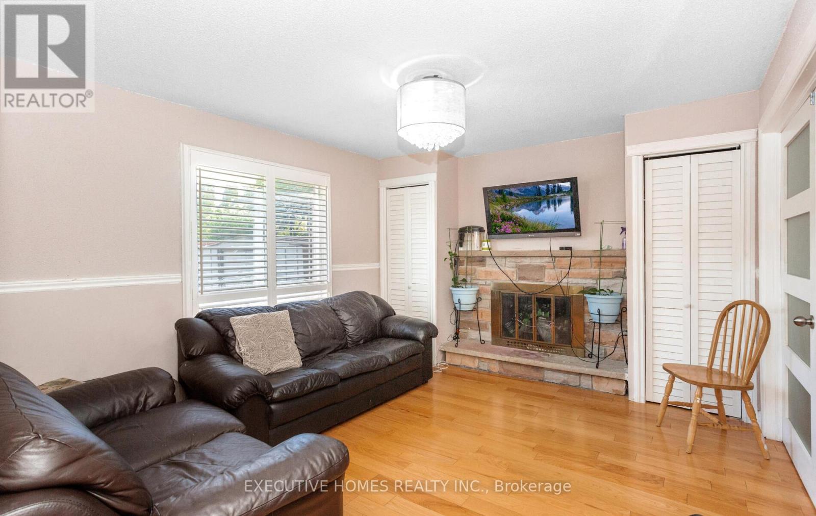 161 Kingsbridge Garden Circle, Mississauga, ON - Indoor Photo Showing Living Room