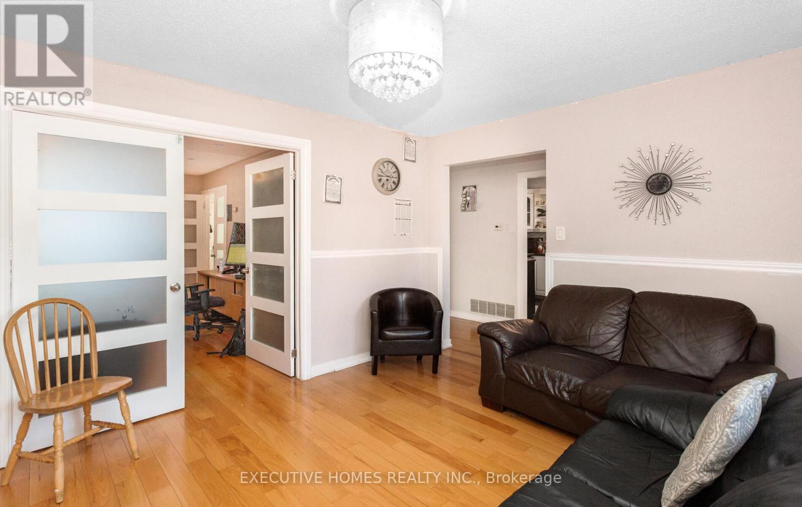 161 Kingsbridge Garden Circle, Mississauga, ON - Indoor Photo Showing Living Room