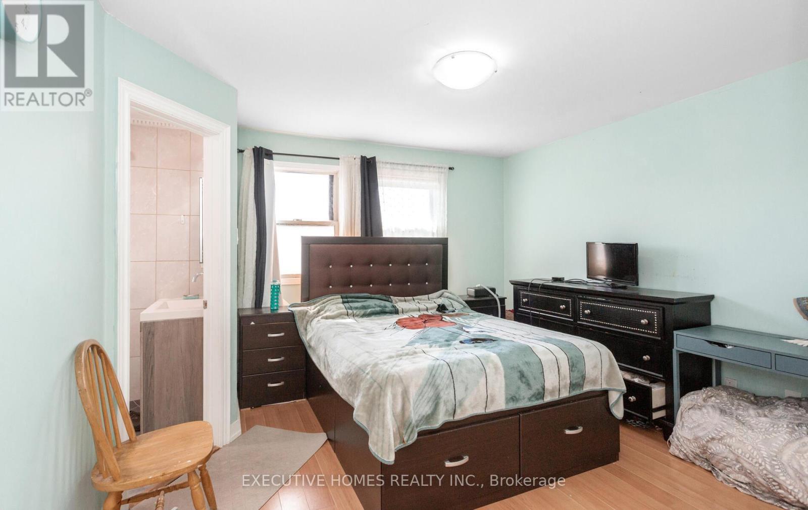 161 Kingsbridge Garden Circle, Mississauga, ON - Indoor Photo Showing Bedroom