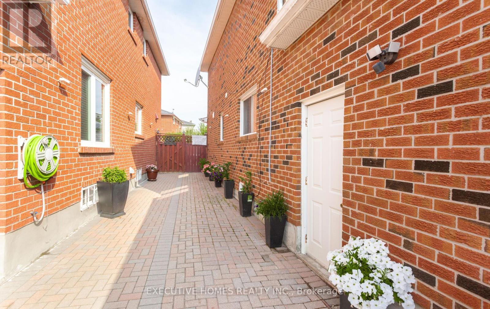 161 Kingsbridge Garden Circle, Mississauga, ON - Outdoor With Exterior