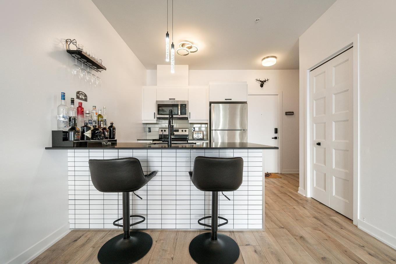 Cuisine - 500-9175 Rue Lennon, Brossard, QC - Indoor Photo Showing Kitchen With Upgraded Kitchen