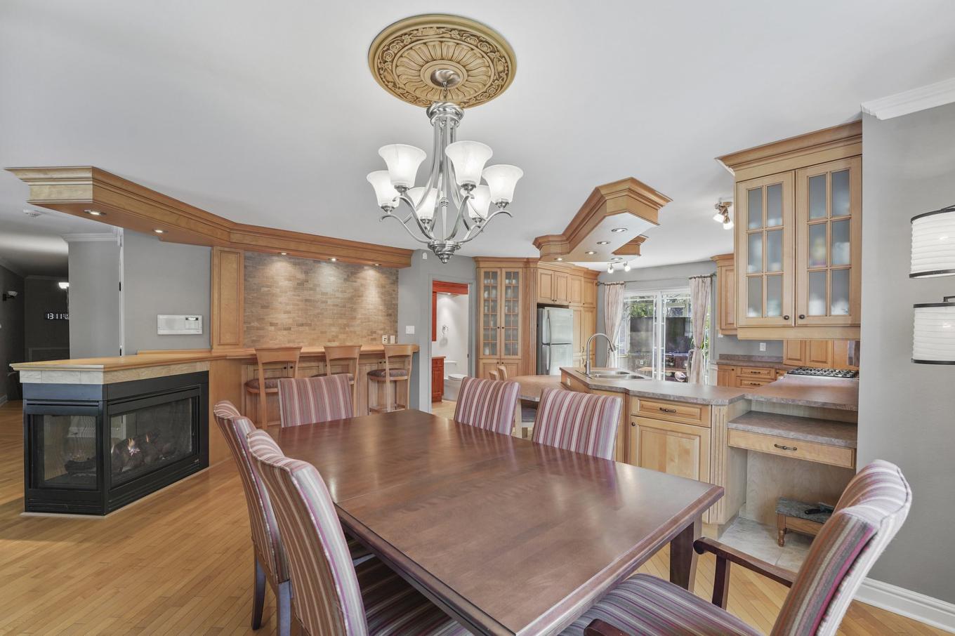 Salle à manger - 22 Rue Des Doublons, Blainville, QC - Indoor Photo Showing Dining Room With Fireplace