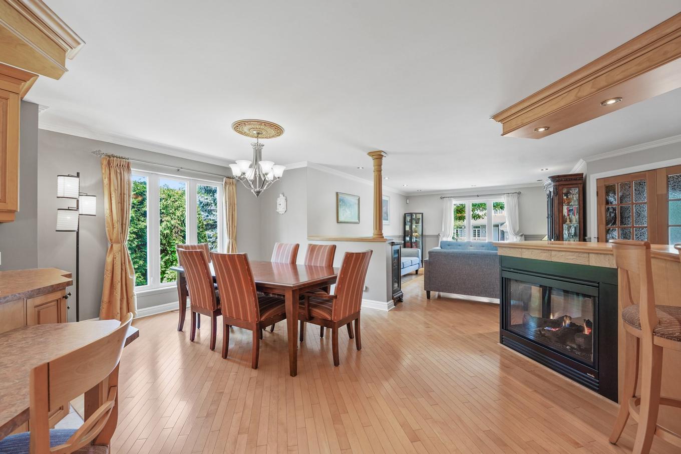 Salle à manger - 22 Rue Des Doublons, Blainville, QC - Indoor Photo Showing Dining Room With Fireplace