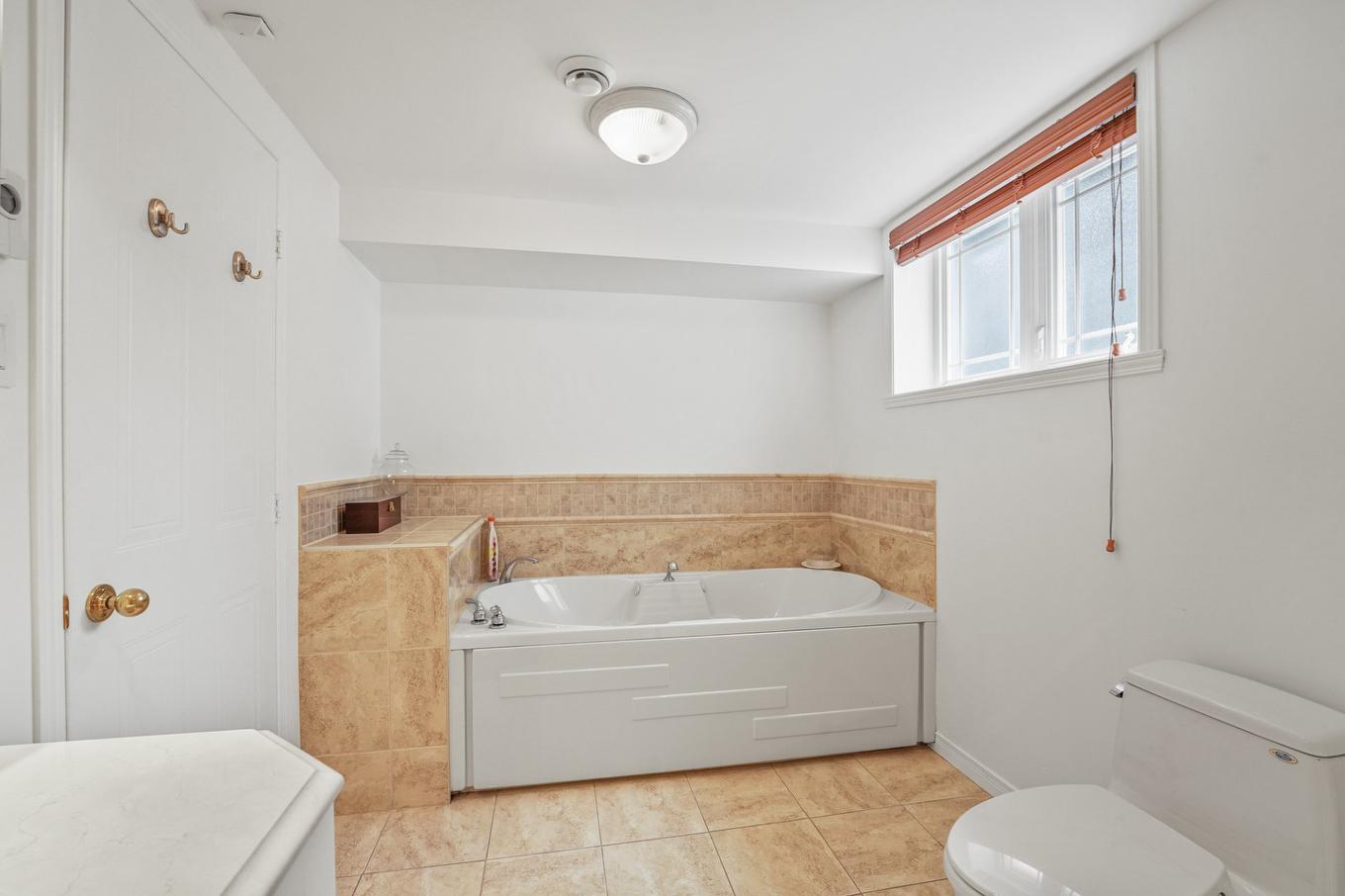 Intergénération - 22 Rue Des Doublons, Blainville, QC - Indoor Photo Showing Bathroom