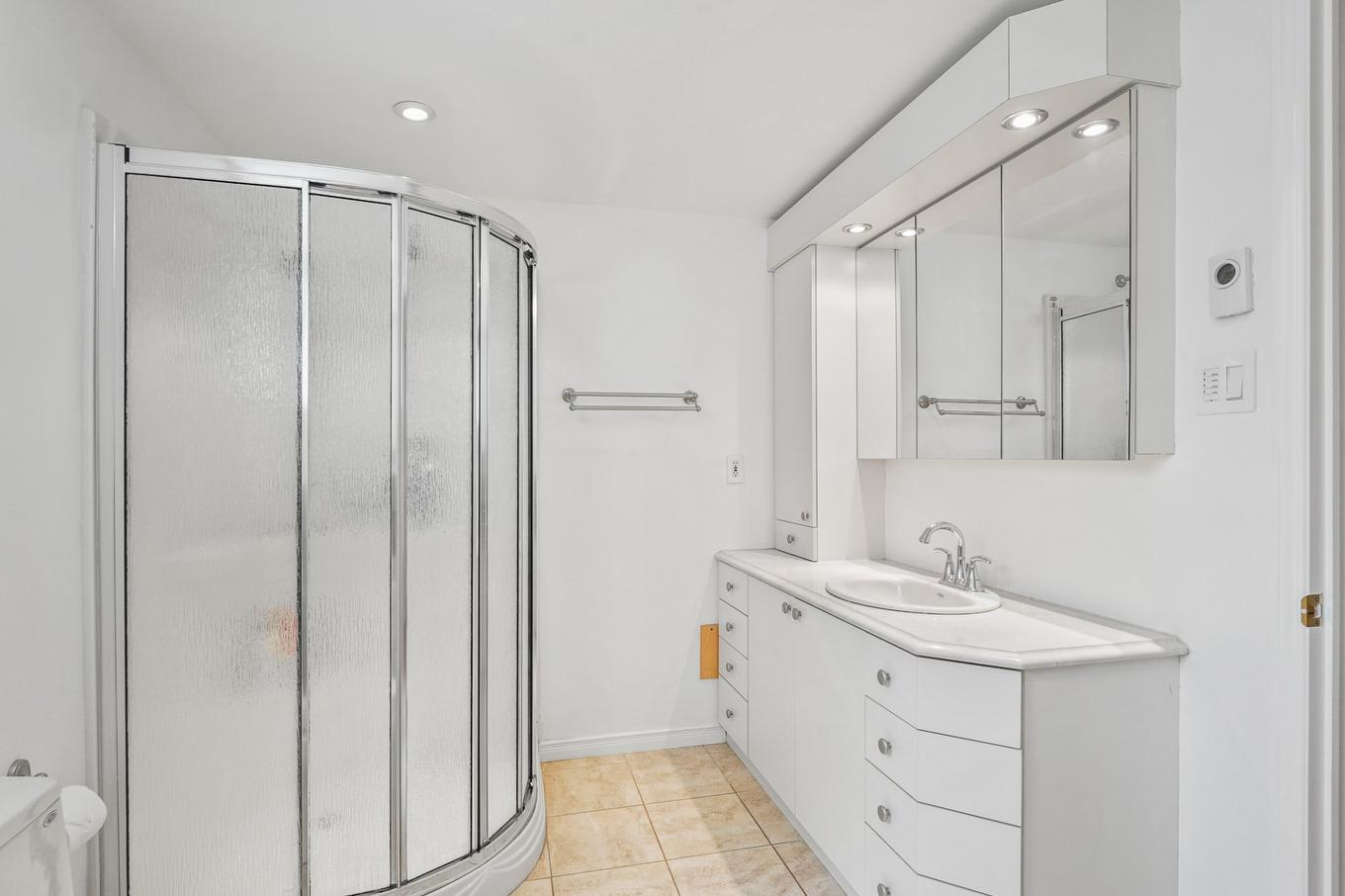 Intergénération - 22 Rue Des Doublons, Blainville, QC - Indoor Photo Showing Bathroom