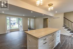 centre island breakfast nook -