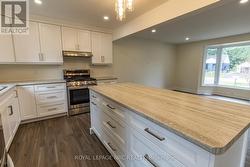 lots of drawers in island -