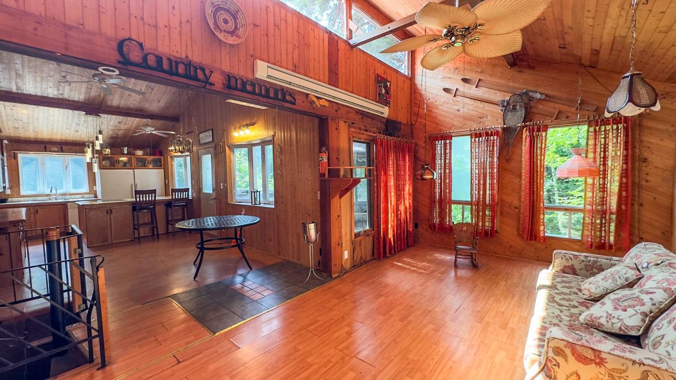 Living room - 19 Ch. Des Pruches, Grenville-Sur-La-Rouge, QC - Indoor