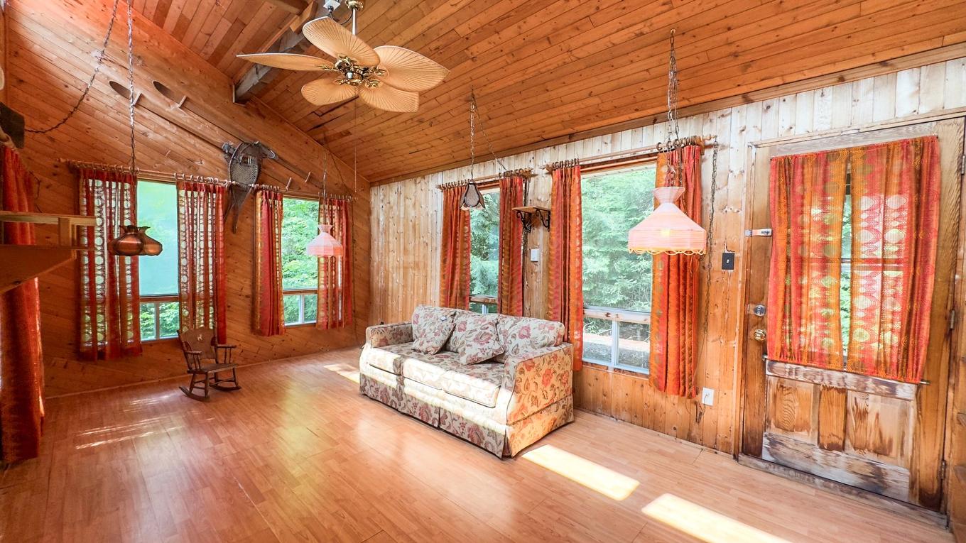 Living room - 19 Ch. Des Pruches, Grenville-Sur-La-Rouge, QC - Indoor Photo Showing Other Room