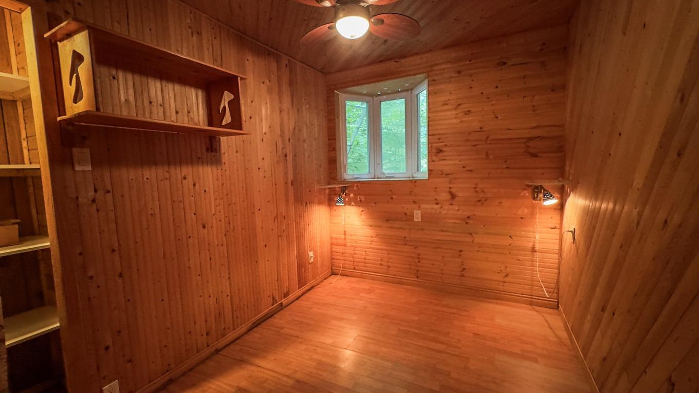 Bedroom - 19 Ch. Des Pruches, Grenville-Sur-La-Rouge, QC - Indoor Photo Showing Other Room