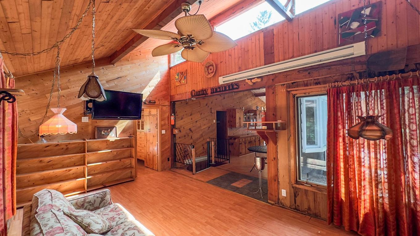 Living room - 19 Ch. Des Pruches, Grenville-Sur-La-Rouge, QC - Indoor Photo Showing Other Room