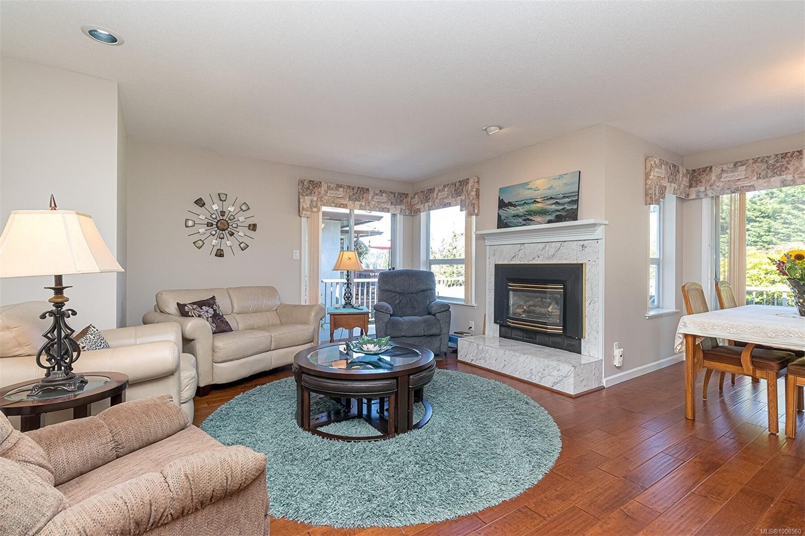 537 Fairways Pl, Cobble Hill, BC - Indoor Photo Showing Living Room With Fireplace
