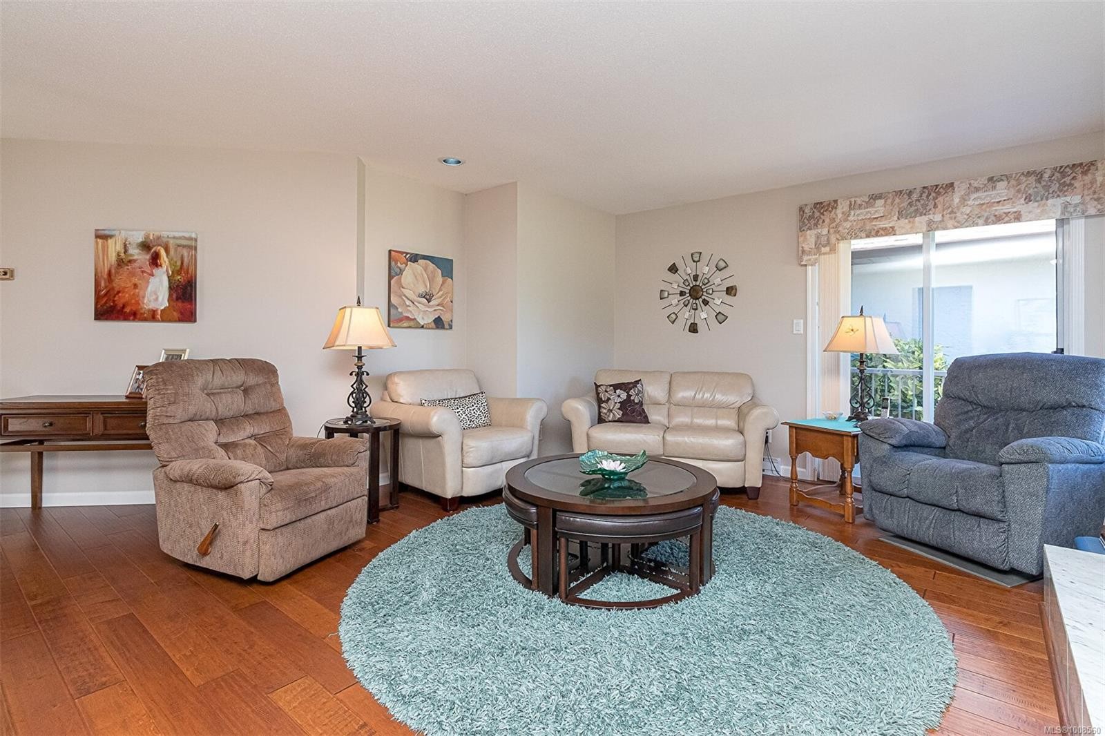 537 Fairways Pl, Cobble Hill, BC - Indoor Photo Showing Living Room