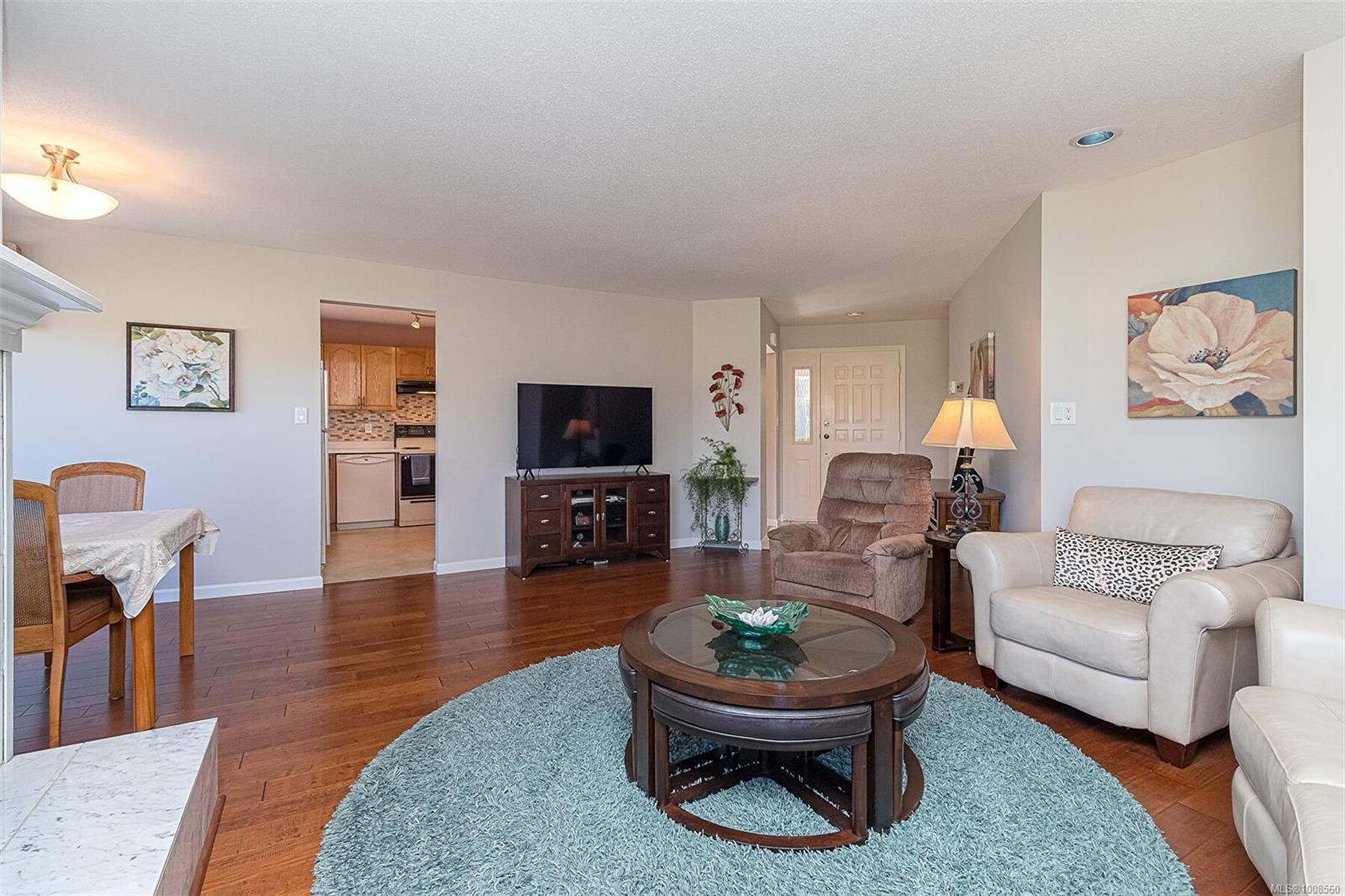 537 Fairways Pl, Cobble Hill, BC - Indoor Photo Showing Living Room