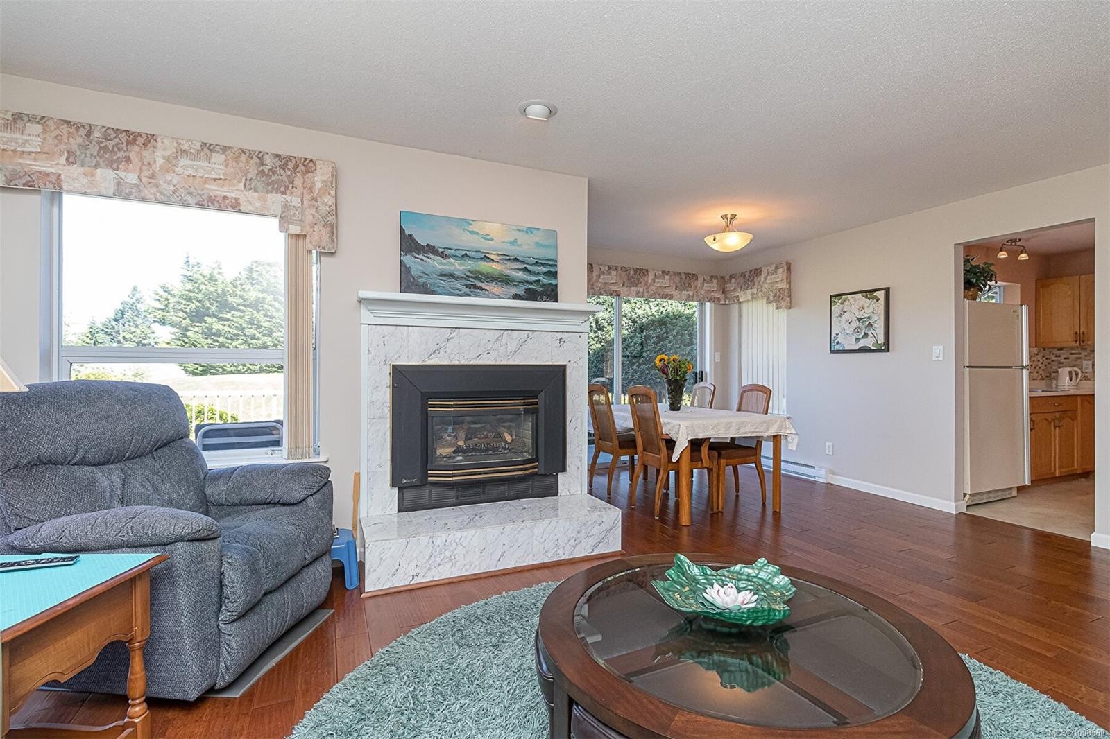 537 Fairways Pl, Cobble Hill, BC - Indoor Photo Showing Living Room With Fireplace