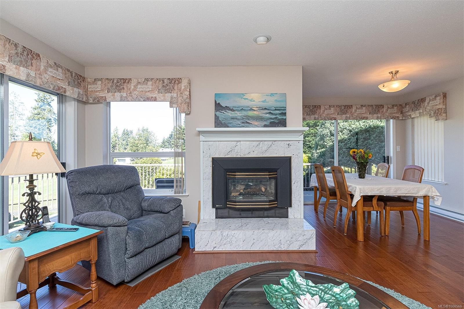 537 Fairways Pl, Cobble Hill, BC - Indoor Photo Showing Living Room With Fireplace