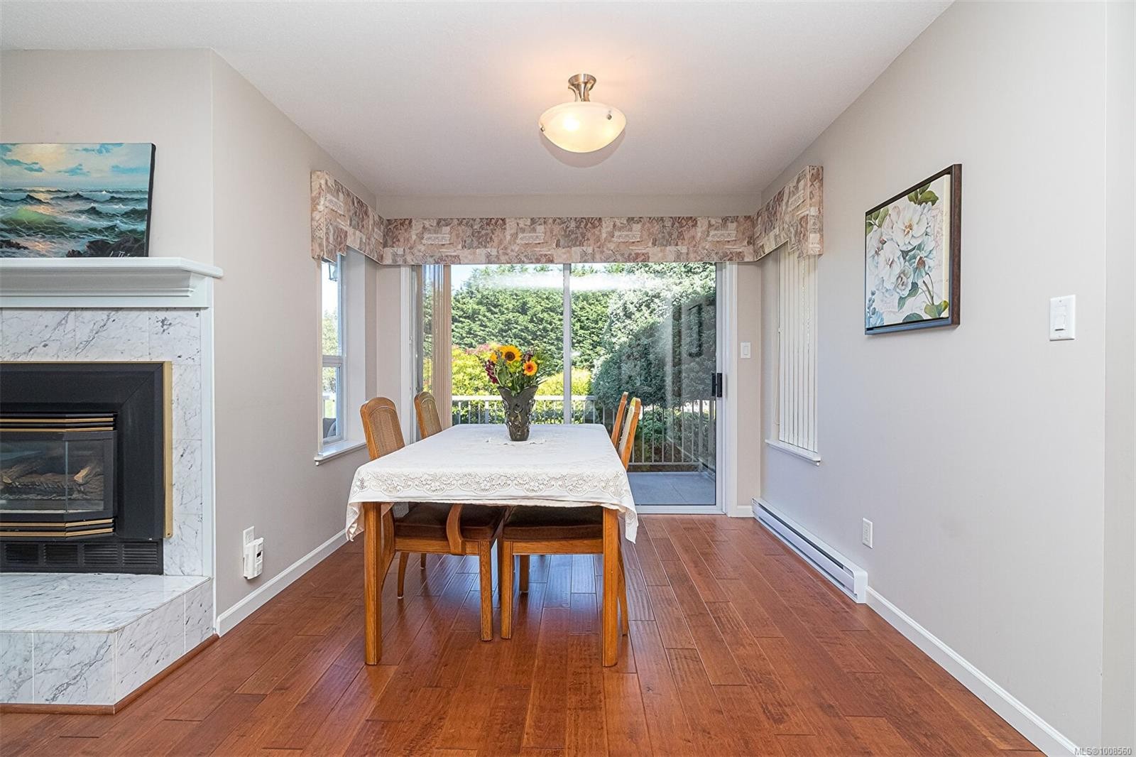 537 Fairways Pl, Cobble Hill, BC - Indoor With Fireplace