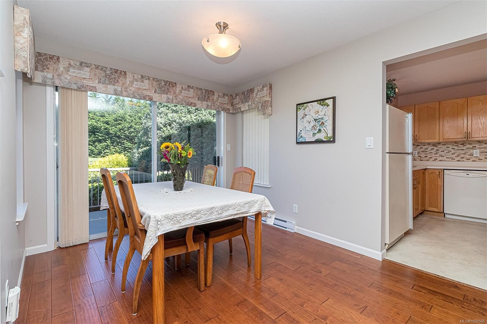 537 Fairways Pl, Cobble Hill, BC - Indoor Photo Showing Dining Room
