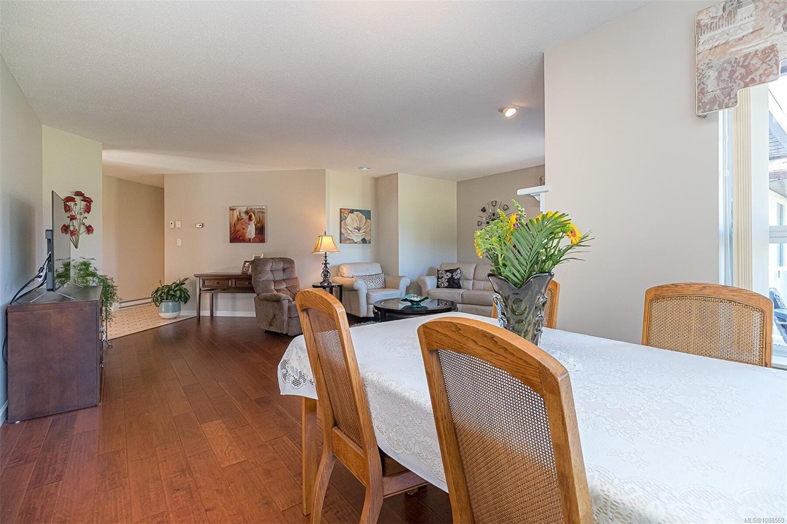 537 Fairways Pl, Cobble Hill, BC - Indoor Photo Showing Dining Room