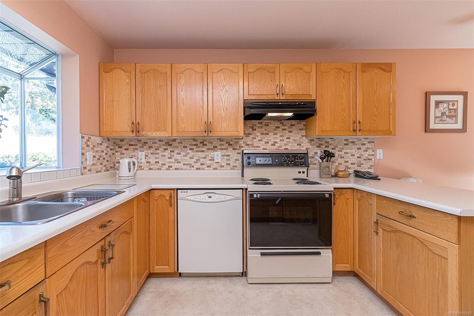 537 Fairways Pl, Cobble Hill, BC - Indoor Photo Showing Kitchen With Double Sink