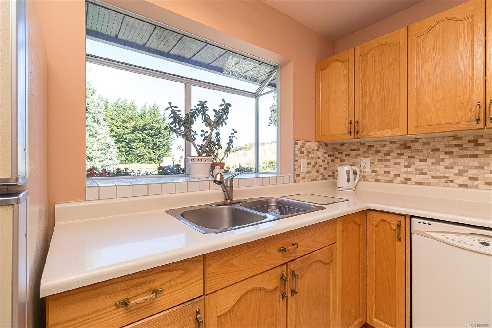 537 Fairways Pl, Cobble Hill, BC - Indoor Photo Showing Kitchen With Double Sink
