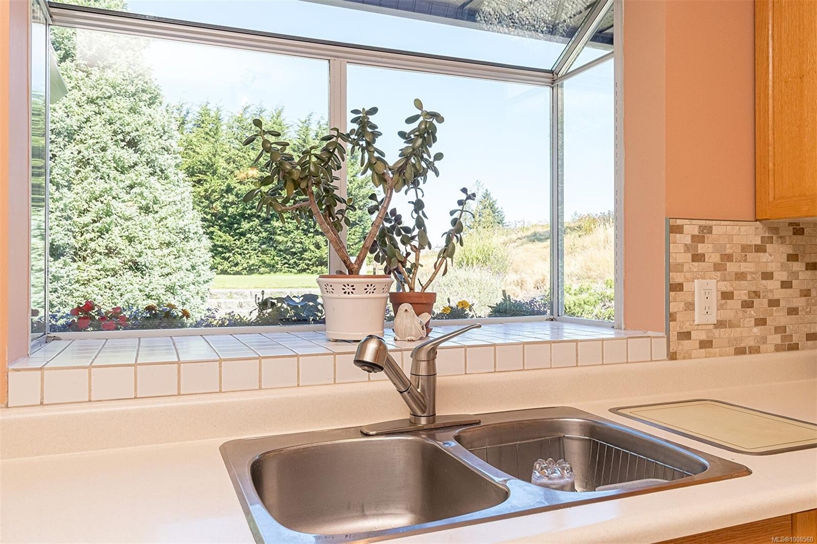 537 Fairways Pl, Cobble Hill, BC - Indoor Photo Showing Kitchen With Double Sink
