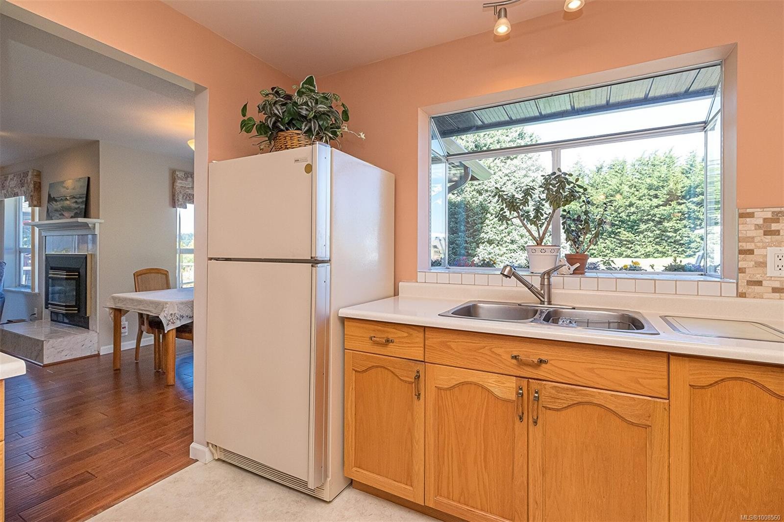 537 Fairways Pl, Cobble Hill, BC - Indoor Photo Showing Kitchen With Double Sink