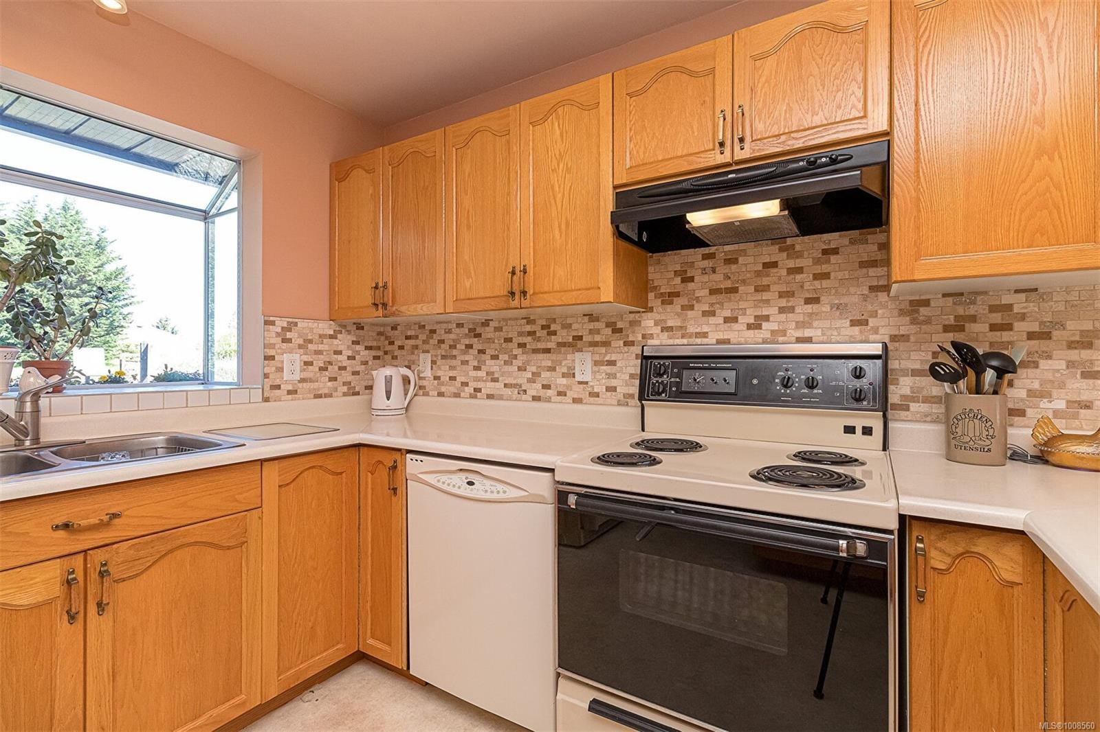 537 Fairways Pl, Cobble Hill, BC - Indoor Photo Showing Kitchen With Double Sink