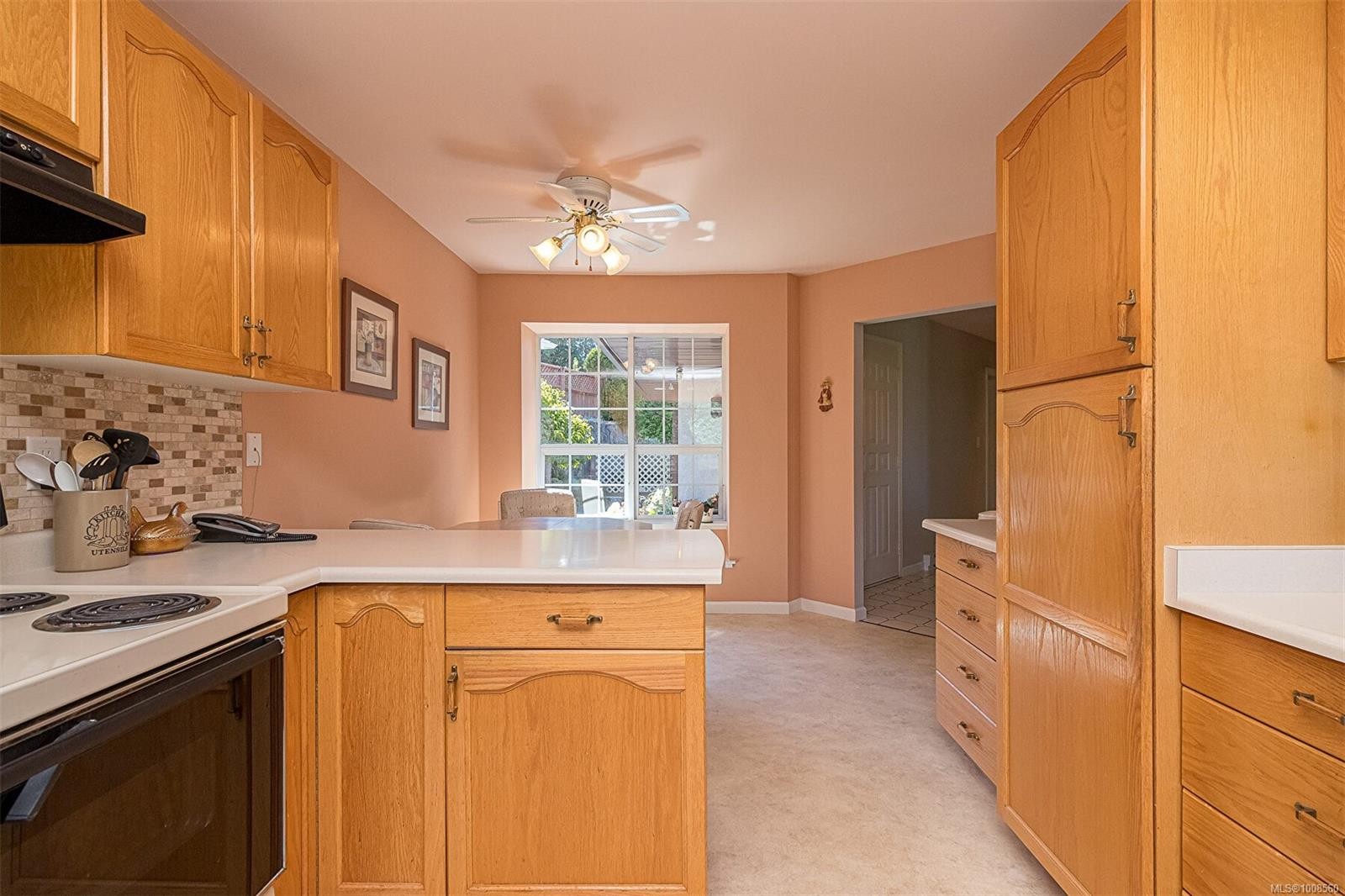 537 Fairways Pl, Cobble Hill, BC - Indoor Photo Showing Kitchen