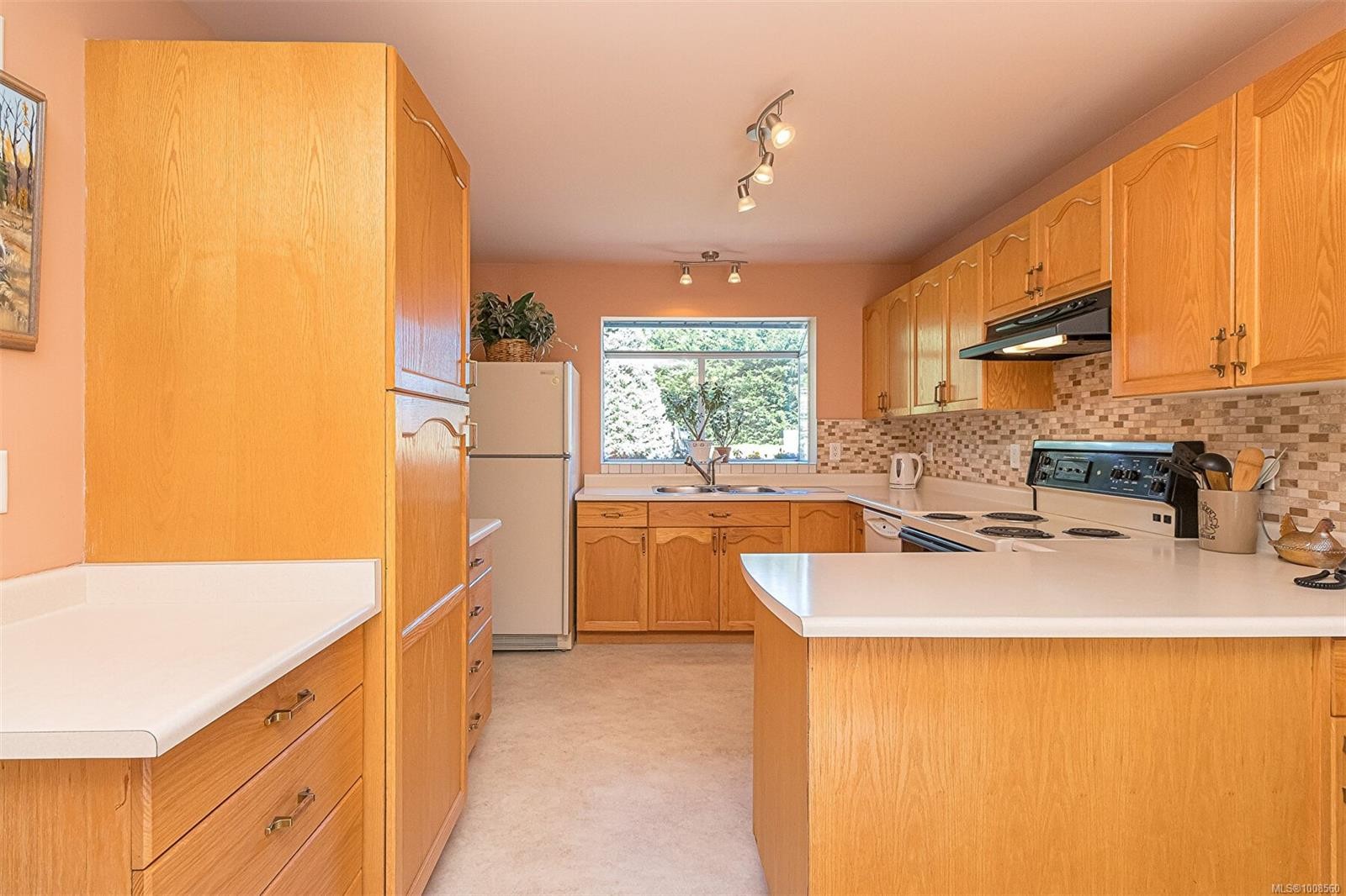 537 Fairways Pl, Cobble Hill, BC - Indoor Photo Showing Kitchen With Double Sink