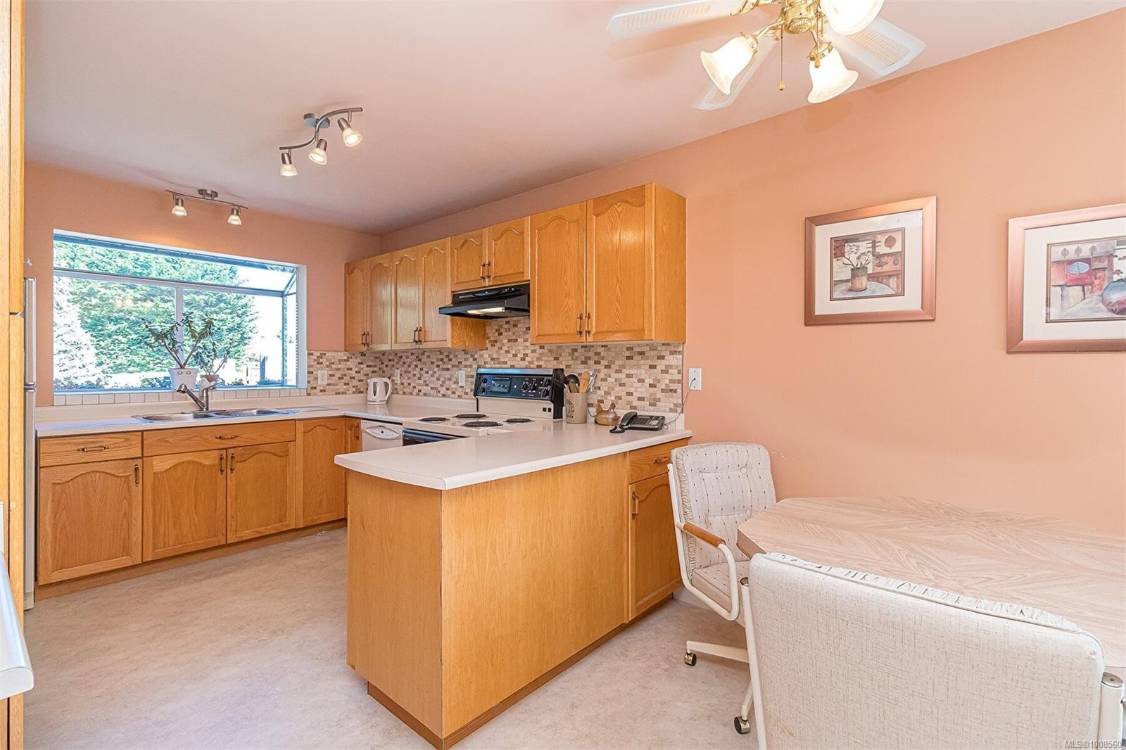 537 Fairways Pl, Cobble Hill, BC - Indoor Photo Showing Kitchen With Double Sink