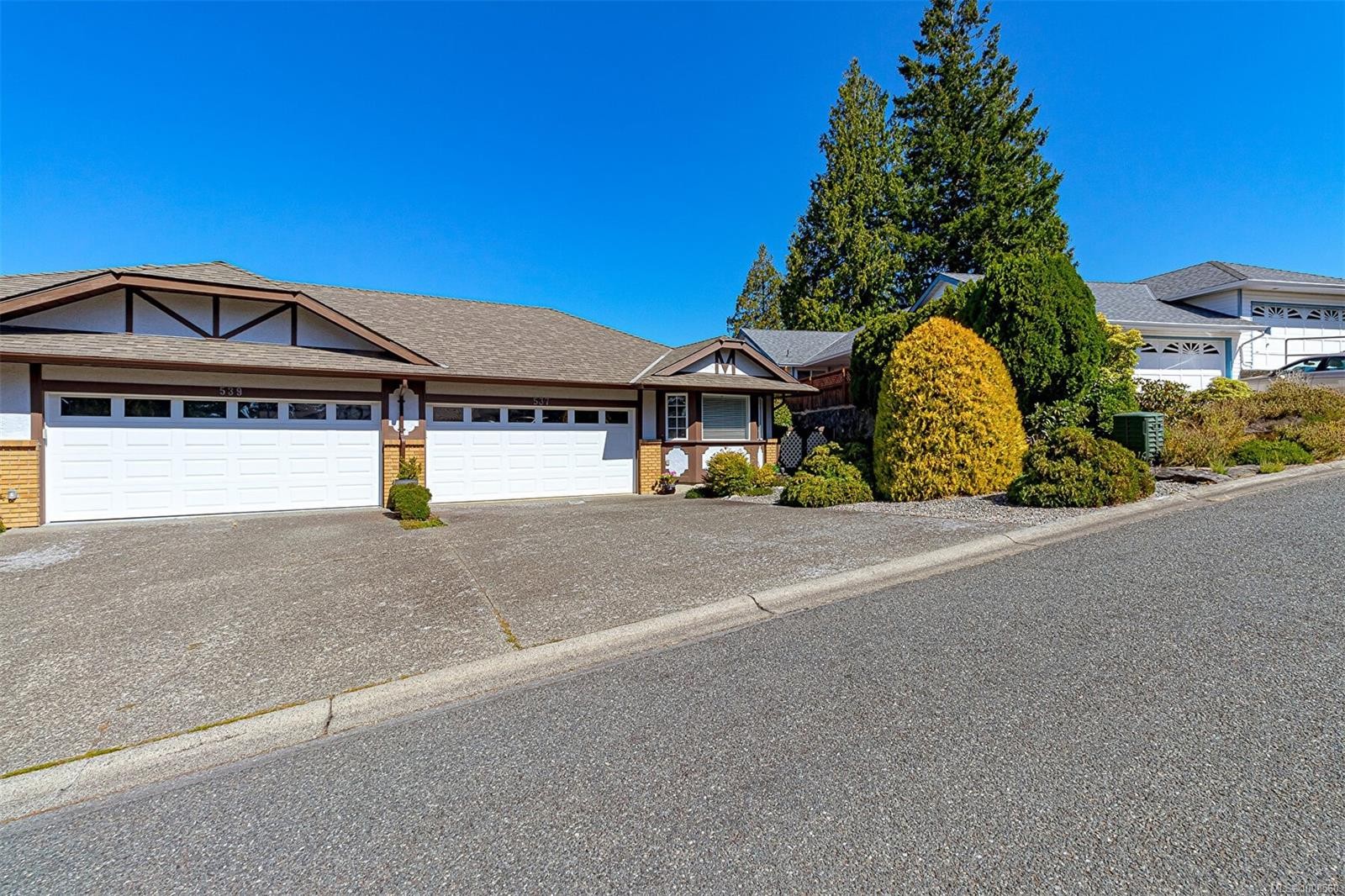 537 Fairways Pl, Cobble Hill, BC - Outdoor With Facade