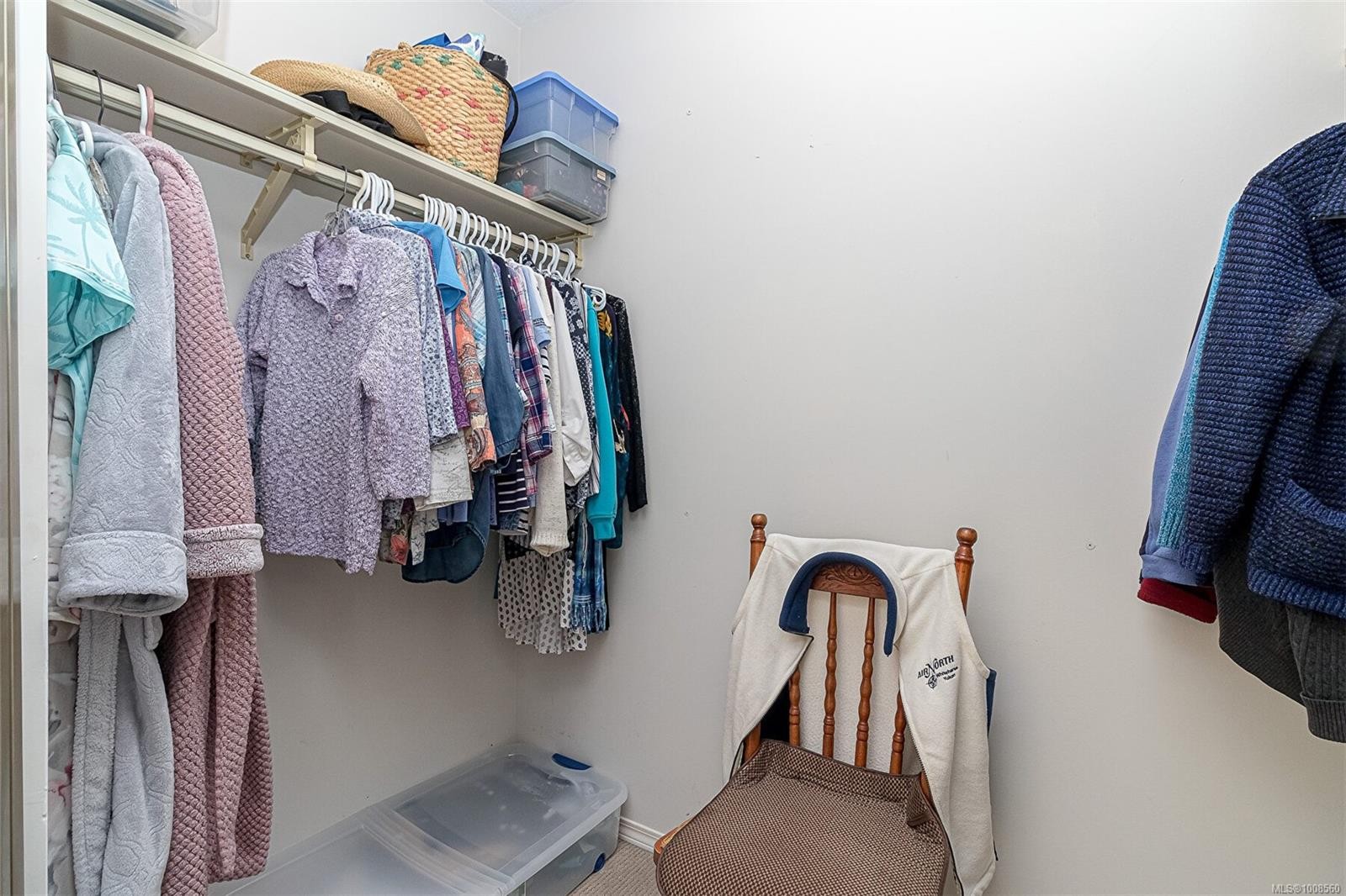 537 Fairways Pl, Cobble Hill, BC - Indoor With Storage