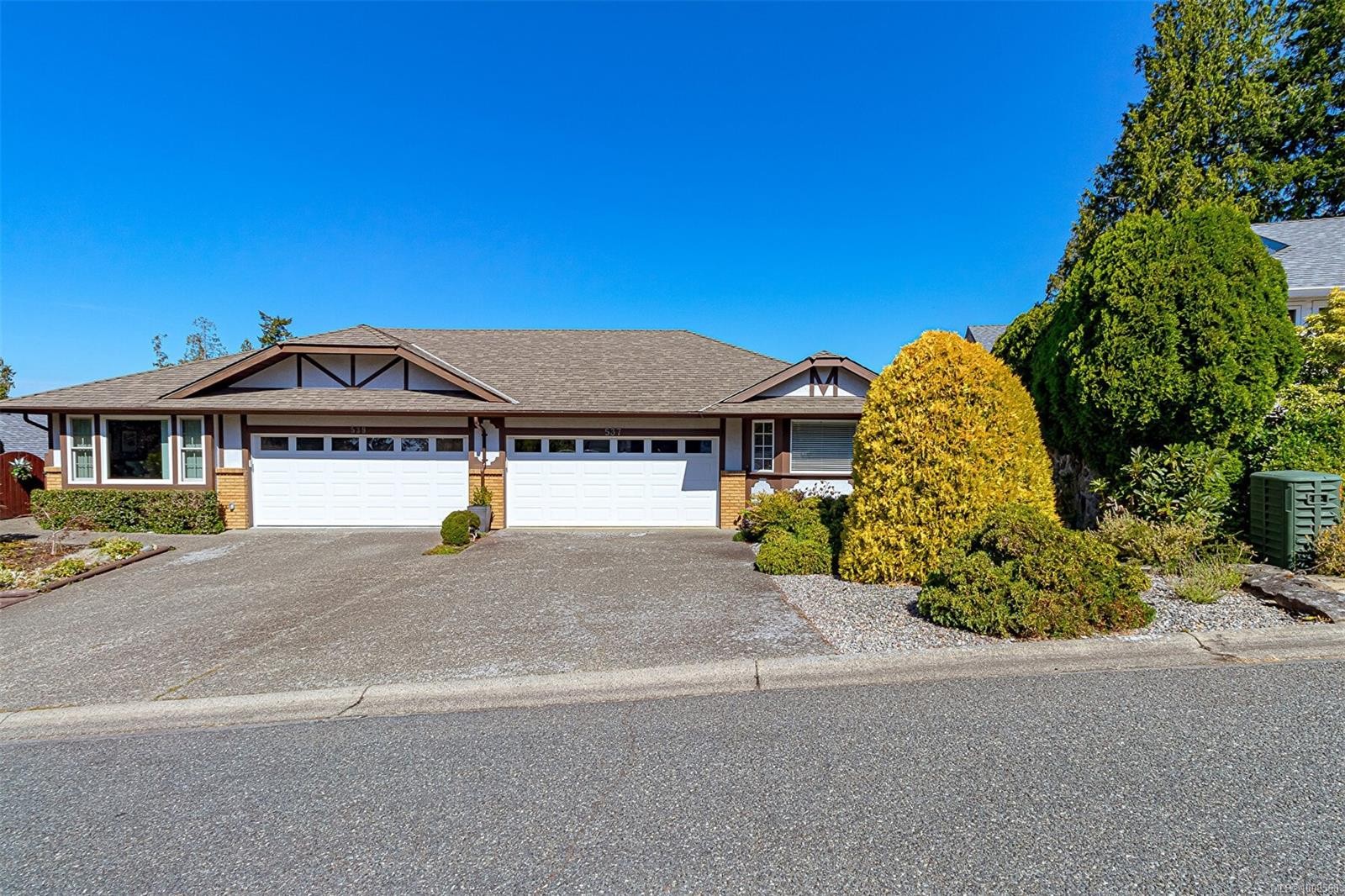 537 Fairways Pl, Cobble Hill, BC - Outdoor With Facade