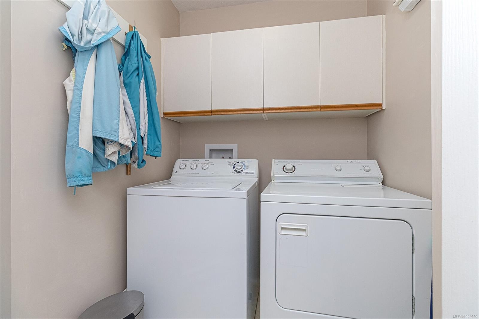 537 Fairways Pl, Cobble Hill, BC - Indoor Photo Showing Laundry Room