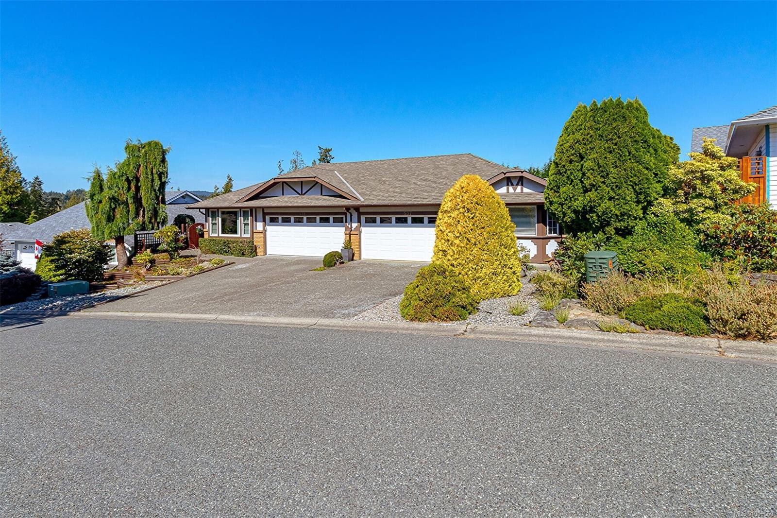 537 Fairways Pl, Cobble Hill, BC - Outdoor With Facade