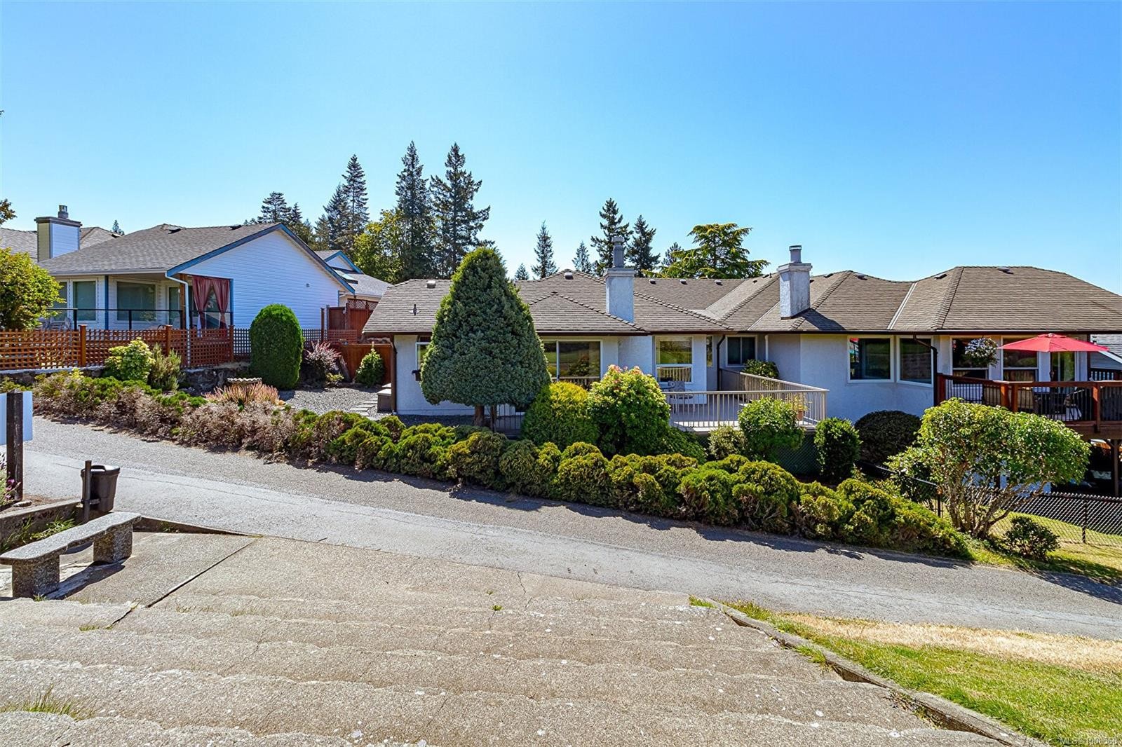 537 Fairways Pl, Cobble Hill, BC - Outdoor With Facade