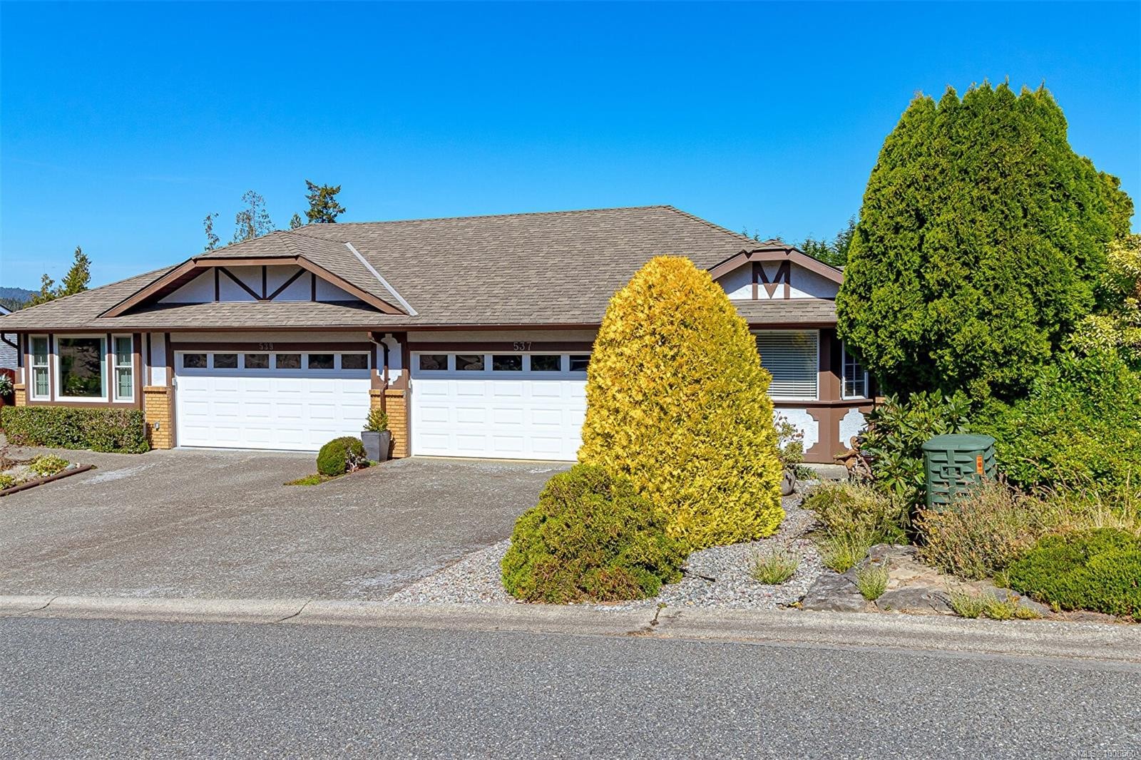 537 Fairways Pl, Cobble Hill, BC - Outdoor With Facade