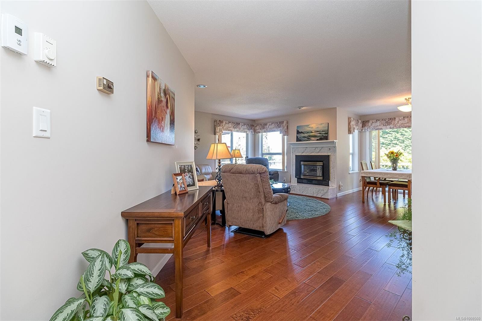 537 Fairways Pl, Cobble Hill, BC - Indoor With Fireplace