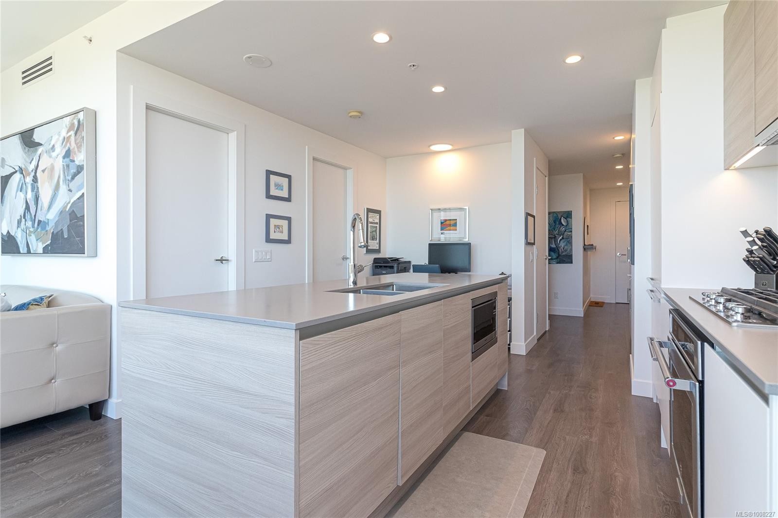 505-60 Saghalie Rd, Victoria, BC - Indoor Photo Showing Kitchen With Double Sink