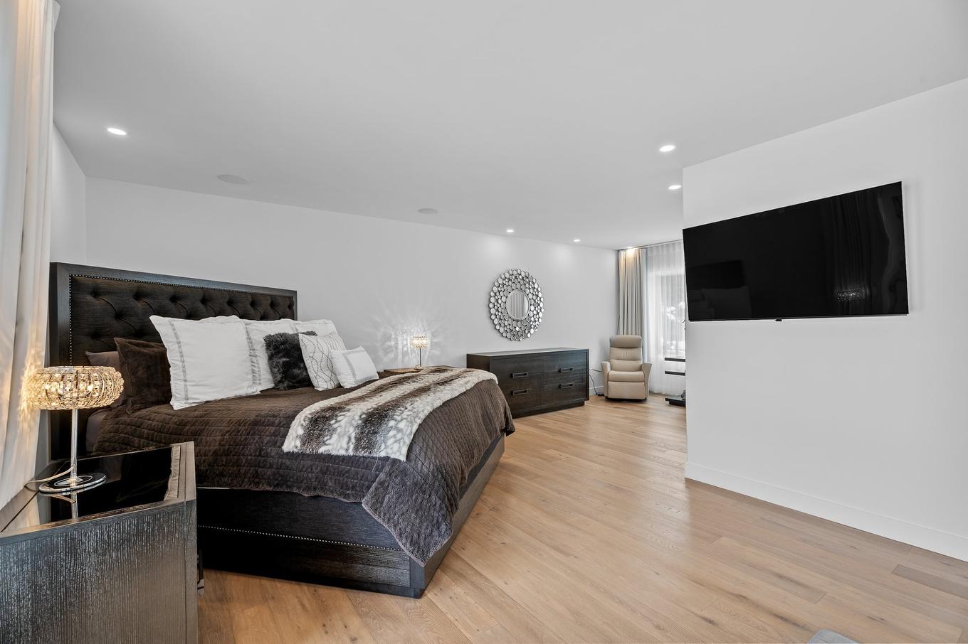 Primary bedroom - 5619 Ch. Monjeau, Sainte-Agathe-Des-Monts, QC - Indoor Photo Showing Bedroom