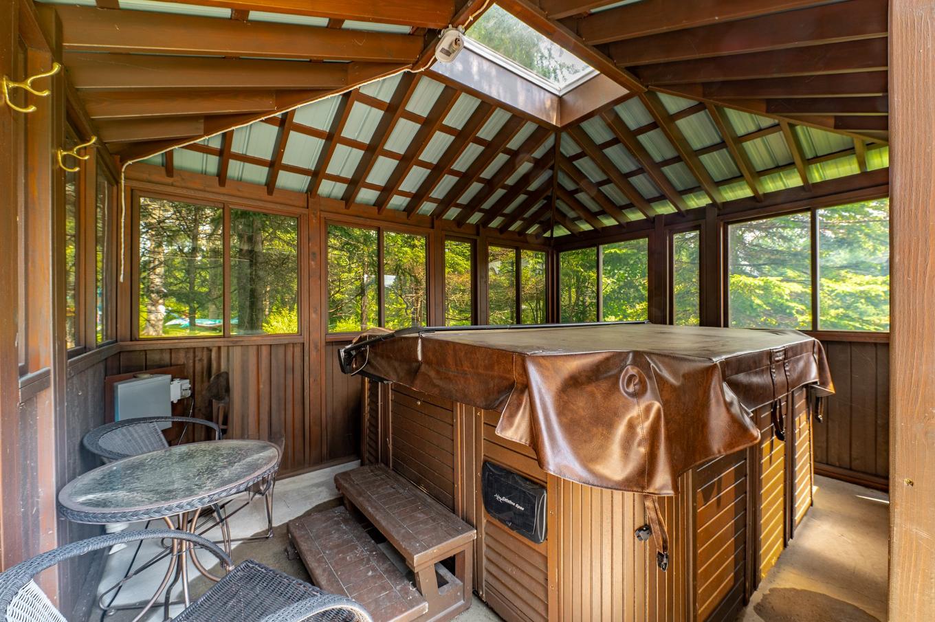 Hot tub - 5619 Ch. Monjeau, Sainte-Agathe-Des-Monts, QC - Photo Showing Other Room