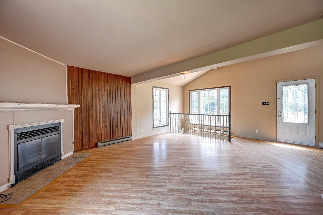 Overall view - 2236 Ch. Gémont, Saint-Adolphe-D'Howard, QC - Indoor Photo Showing Other Room With Fireplace