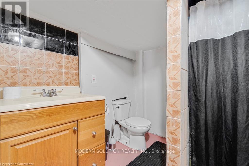 204 Sherman Avenue, Hamilton, ON - Indoor Photo Showing Bathroom