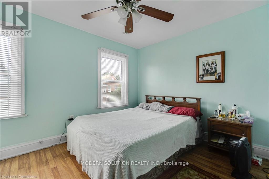 204 Sherman Avenue, Hamilton, ON - Indoor Photo Showing Bedroom
