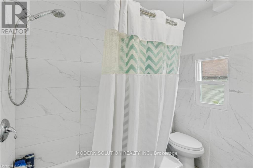 204 Sherman Avenue, Hamilton, ON - Indoor Photo Showing Bathroom